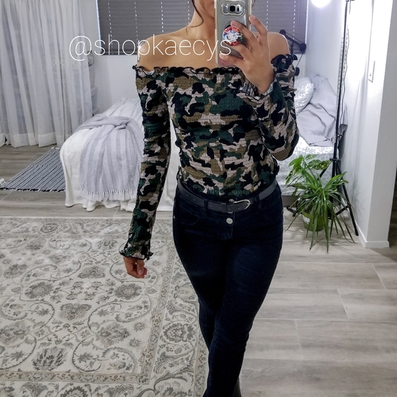 SADIE - Off Shoulder Top - Picture 3 of 7